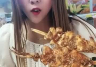 鱿鱼摊小姐姐,街头美食背后的温馨故事