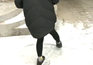 小姐姐雪地踩圆形大图案,小姐姐踏雪留痕，圆形图案成冬日美景